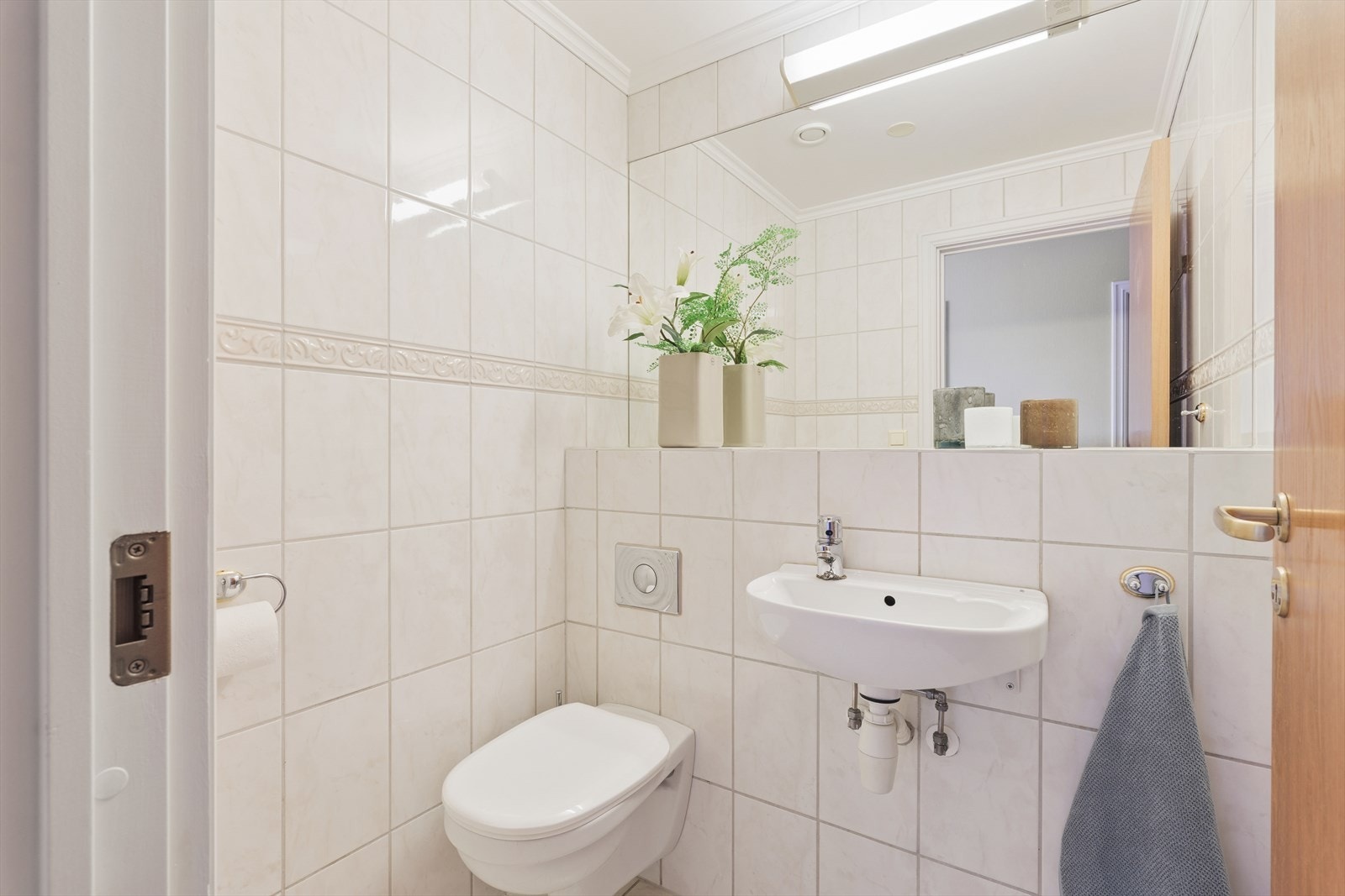 I tillegg finnes et separat toalettrom, også dette med fliser, vegghengt toalett og gulvvarme. Galleribilde