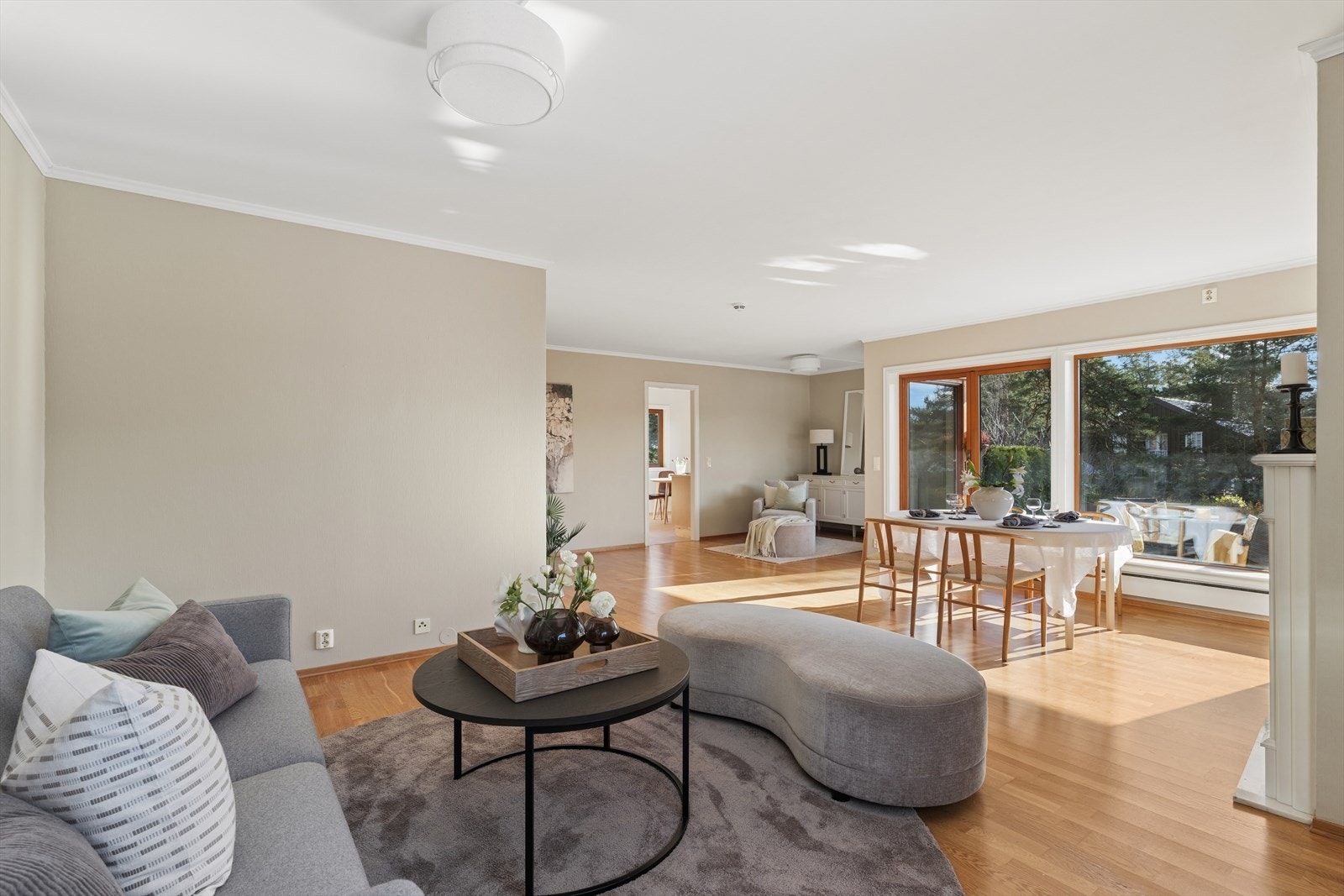 Den åpne løsningen mellom stue og spisestue gir en god romfølelse og fleksibilitet. Galleribilde