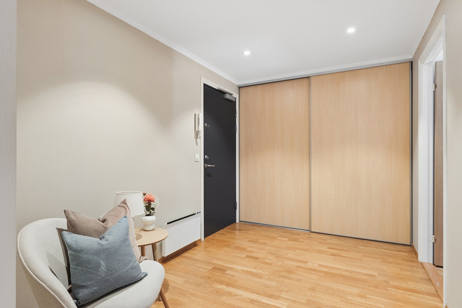 Innbydende entré med god plass til yttertøy i en romslig skyvedørsgarderobe. Galleribilde