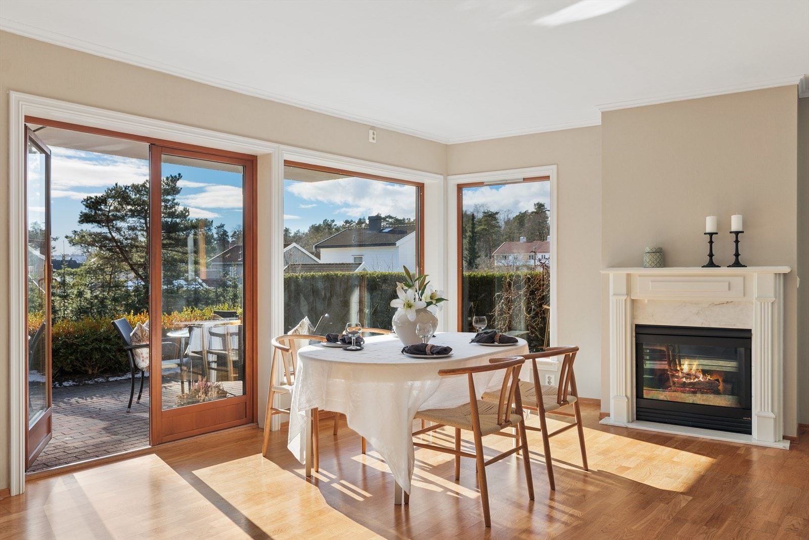 En stemningsfull gasspeis gir ekstra varme og er et naturlig samlingspunkt i stuen. Galleribilde