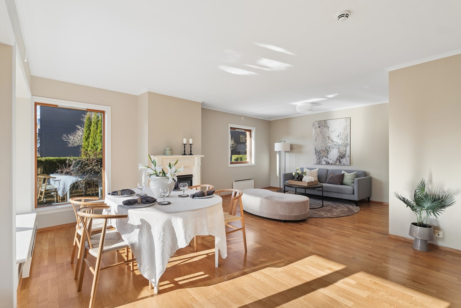 Stuen er et lyst og romslig oppholdsrom med plass til både sofagruppe og spisebord. Galleribilde