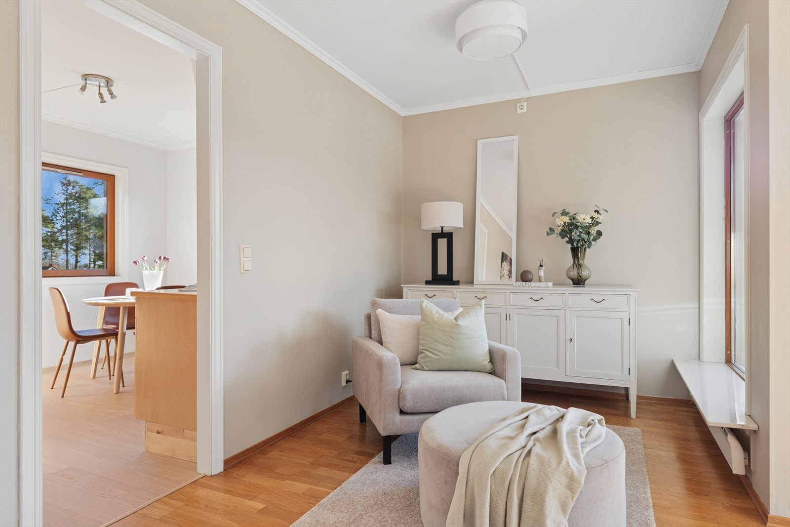 Fra stuen er det en naturlig overgang til kjøkkenet, noe som gir en sosial planløsning. Galleribilde