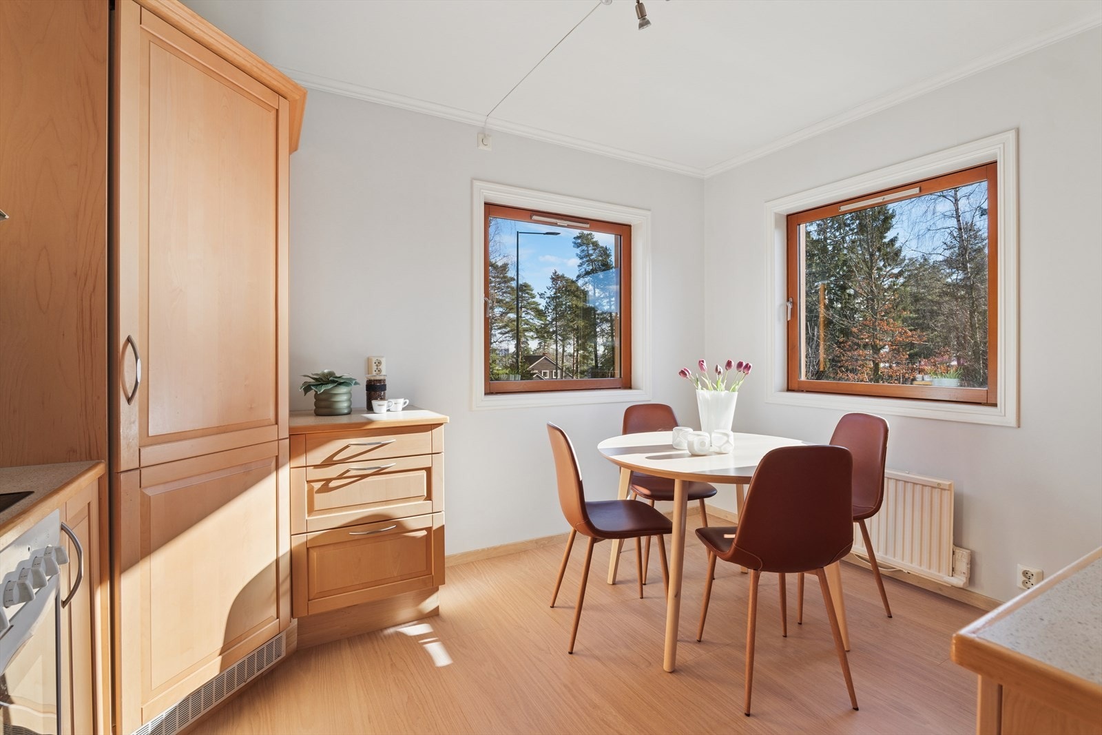 God plass til en hyggelig spiseplass på kjøkkenet. Rommet har parkett på gulvet og mekanisk avtrekk. Galleribilde