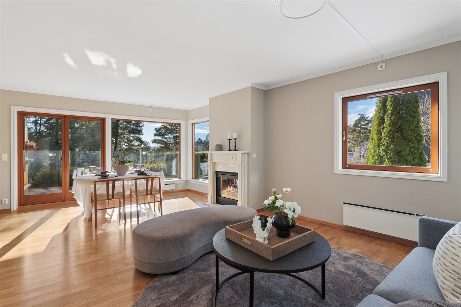 Oppvarming skjer med panelovner i tillegg til gasspeisen og gulvvarme på våtrom. Galleribilde