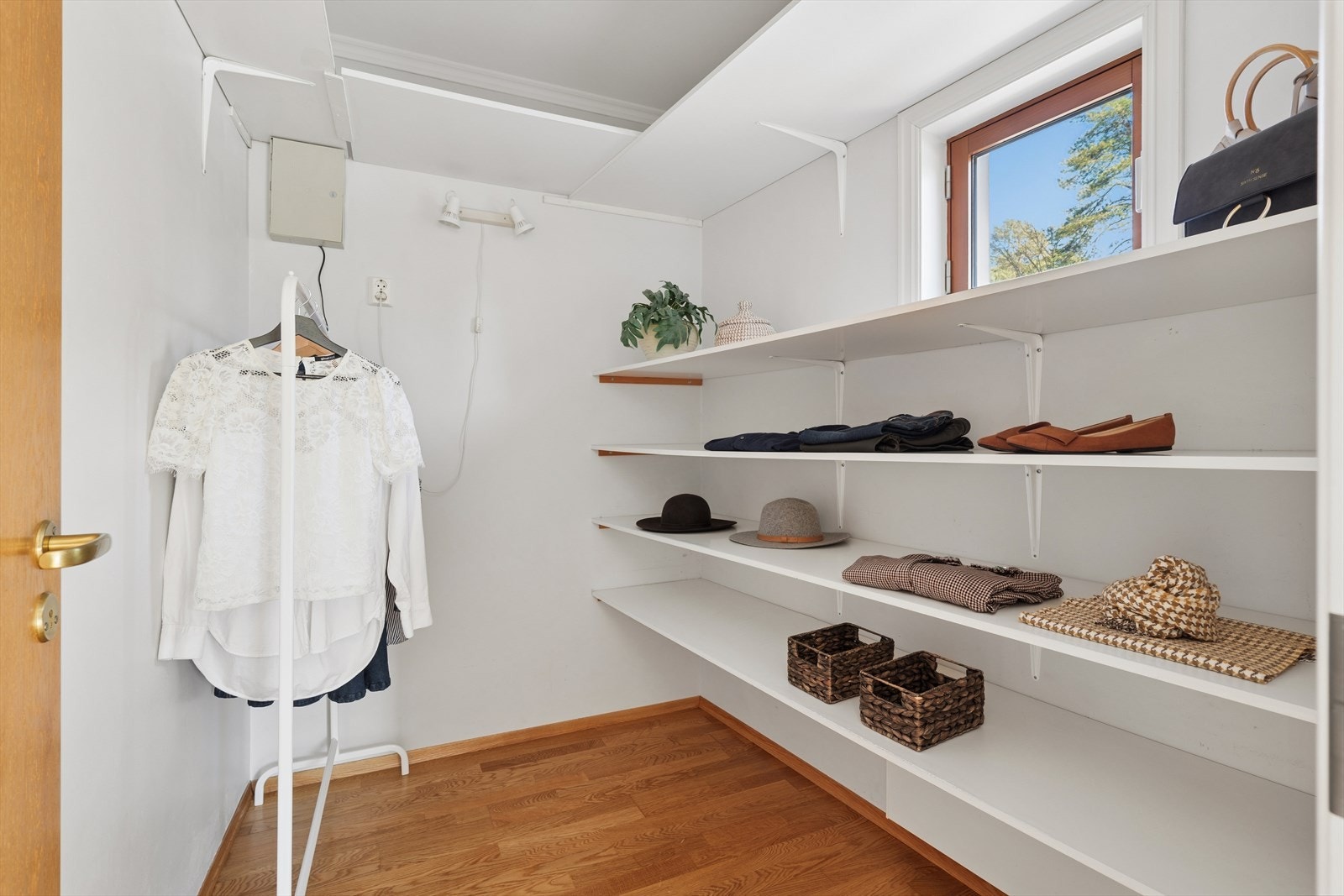 Praktisk omkledningsrom i tilknytning til hovedsoverommet gir rikelig med oppbevaringsplass. Galleribilde