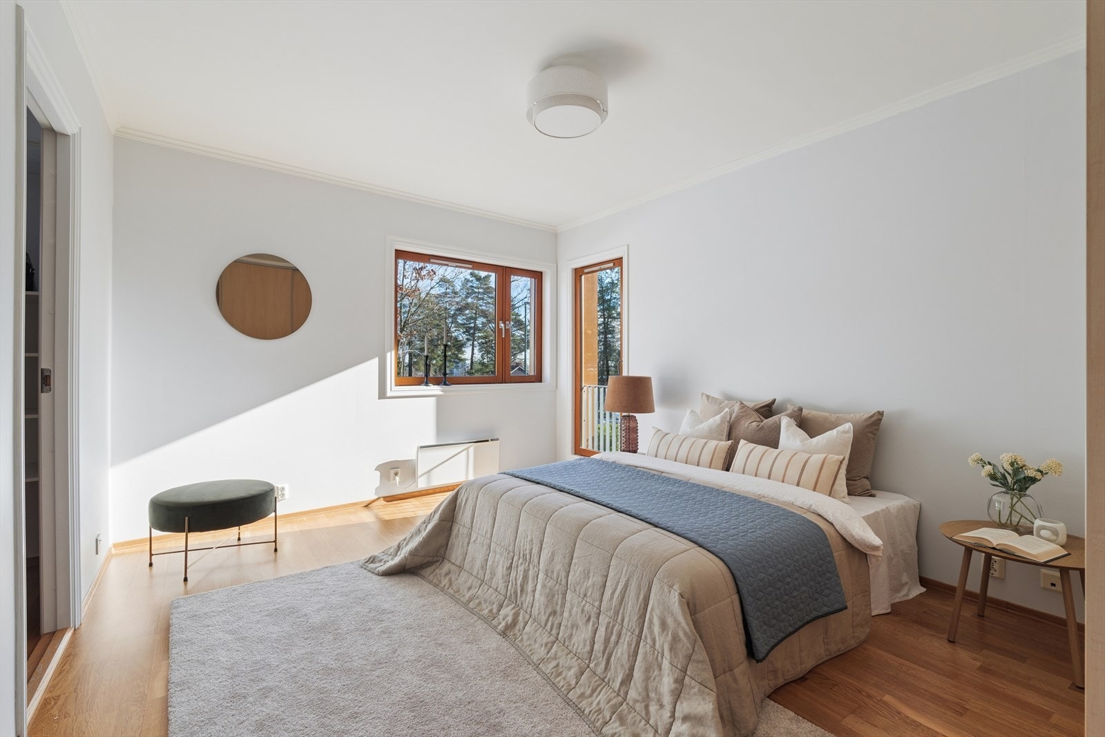 Hovedsoverommet er romslig med plass til dobbeltseng og tilhørende møblement. Galleribilde