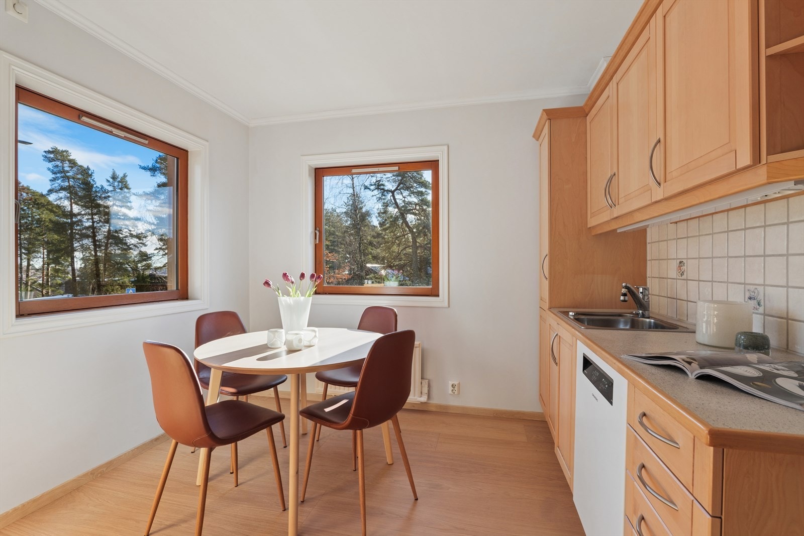 Det er gode lysforhold fra kjøkkenvinduene. Galleribilde