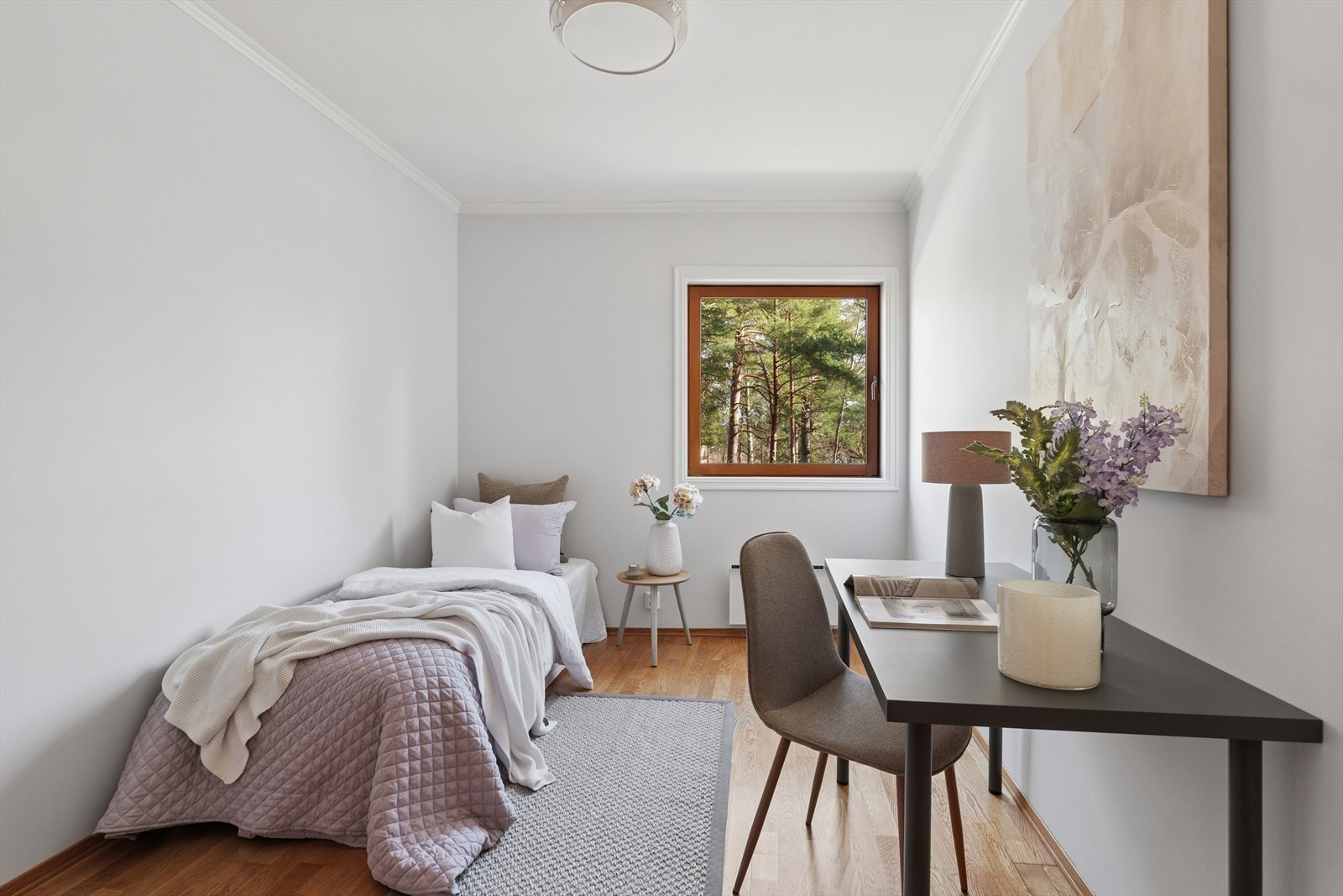 Leiligheten har to gode soverom. Dette rommet egner seg godt som barnerom, gjesterom eller kontor. Galleribilde