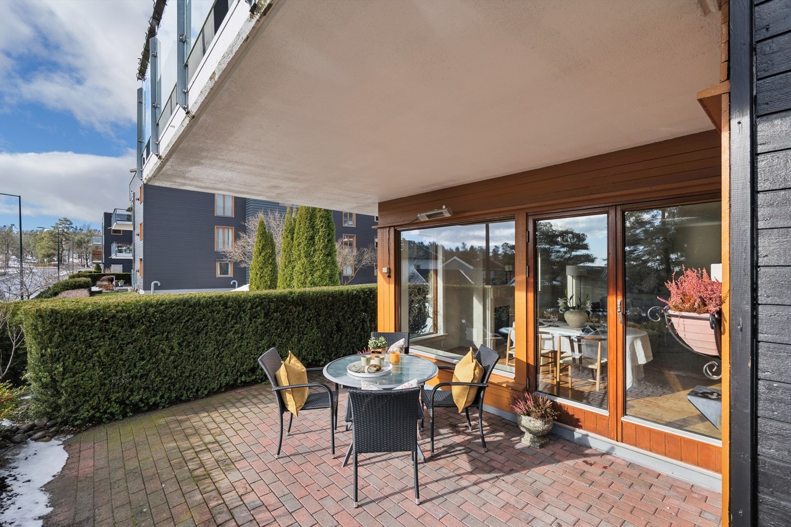 Terrassen er anlagt med belegningsstein og er skjermet av en hekk. Galleribilde