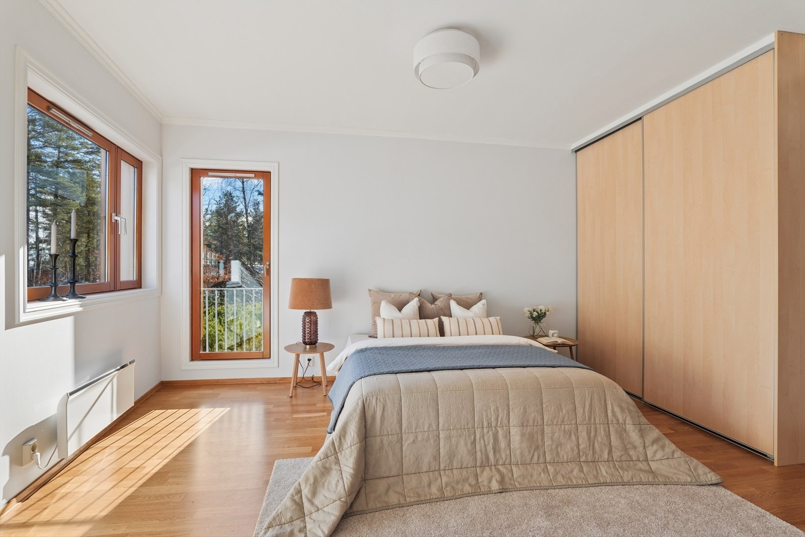 En stor skyvedørsgarderobe sørger for effektiv oppbevaring på hovedsoverommet. Galleribilde