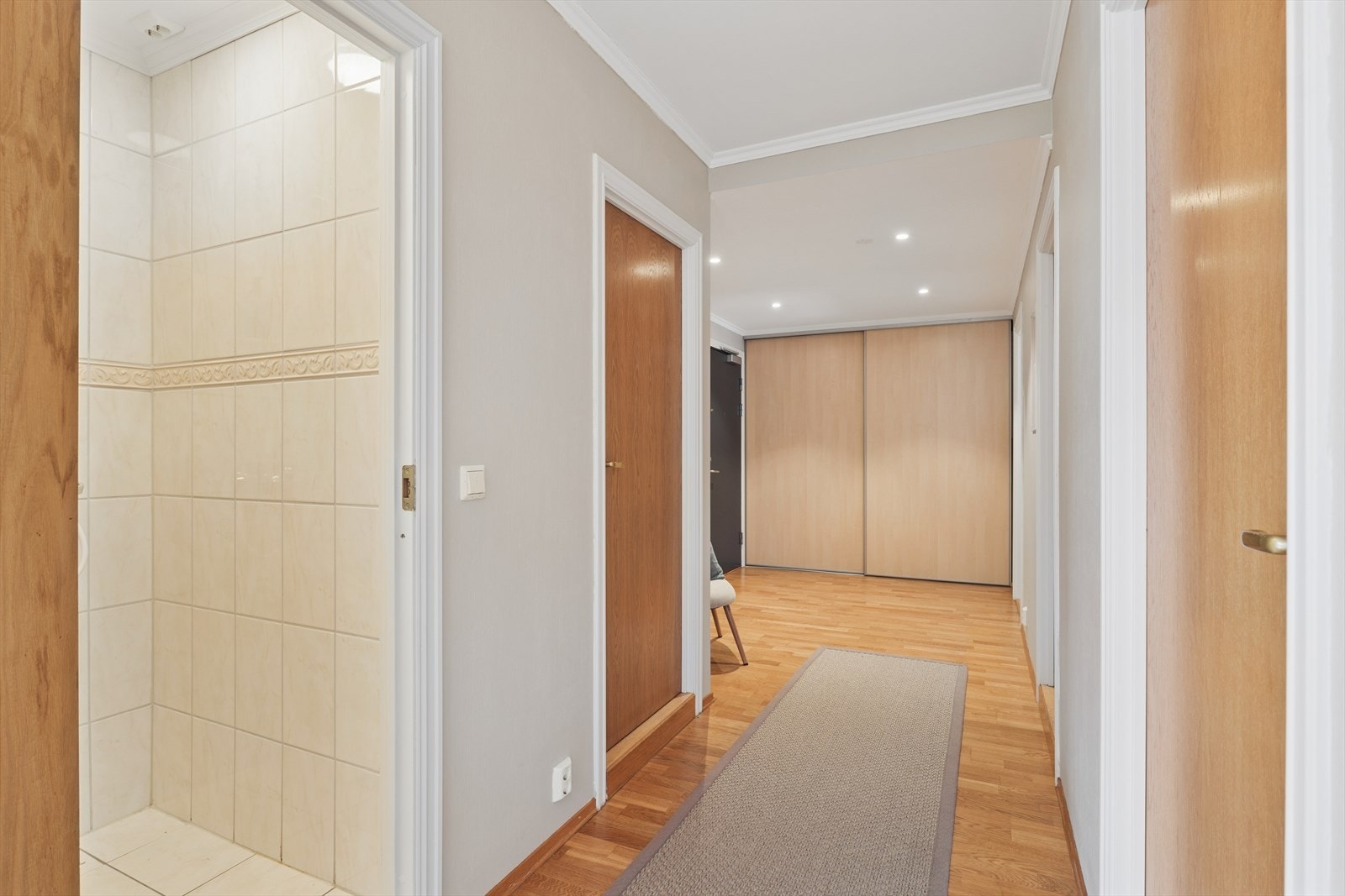 Hallen binder sammen leilighetens ulike soner på en effektiv måte. Galleribilde