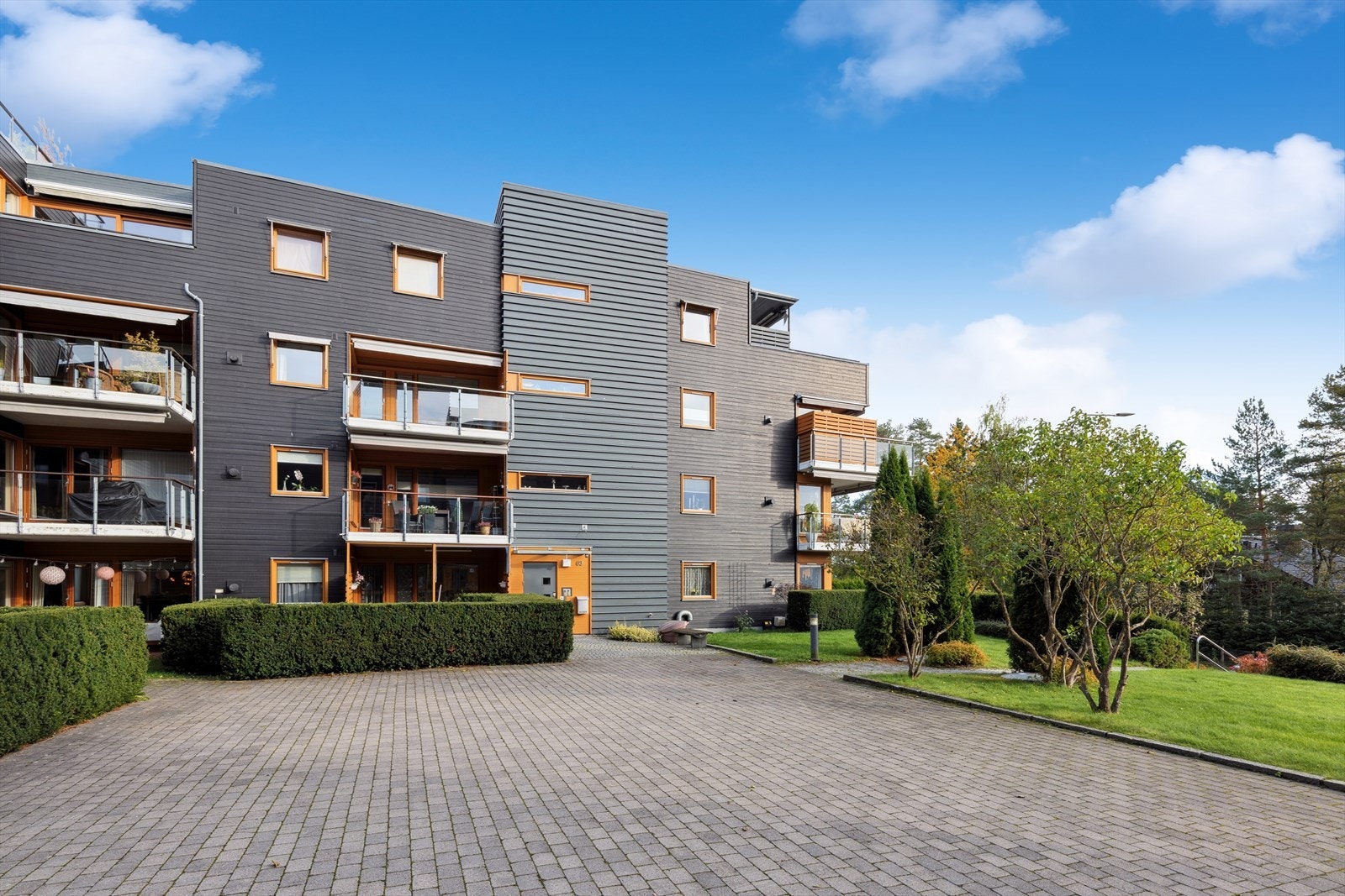 Sameiet har velholdte fellesarealer med grøntområder og beplantning. Galleribilde