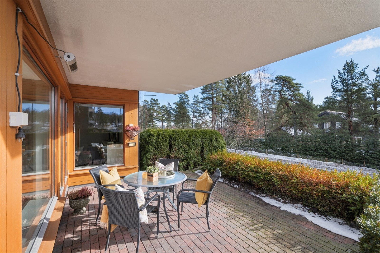 Fra stuen er det direkte utgang til en stor, delvis overbygget terrasseplatting på 20 m². Galleribilde