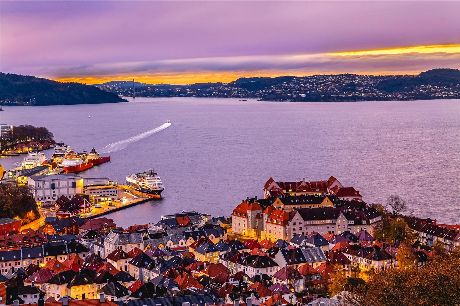 Beliggenheten sikrer umiddelbar nærhet til Bergens pulserende folkeliv, restauranter, butikker, minnerike konserter på Koengen, Byfjorden og fantastiske turstier. Galleribilde