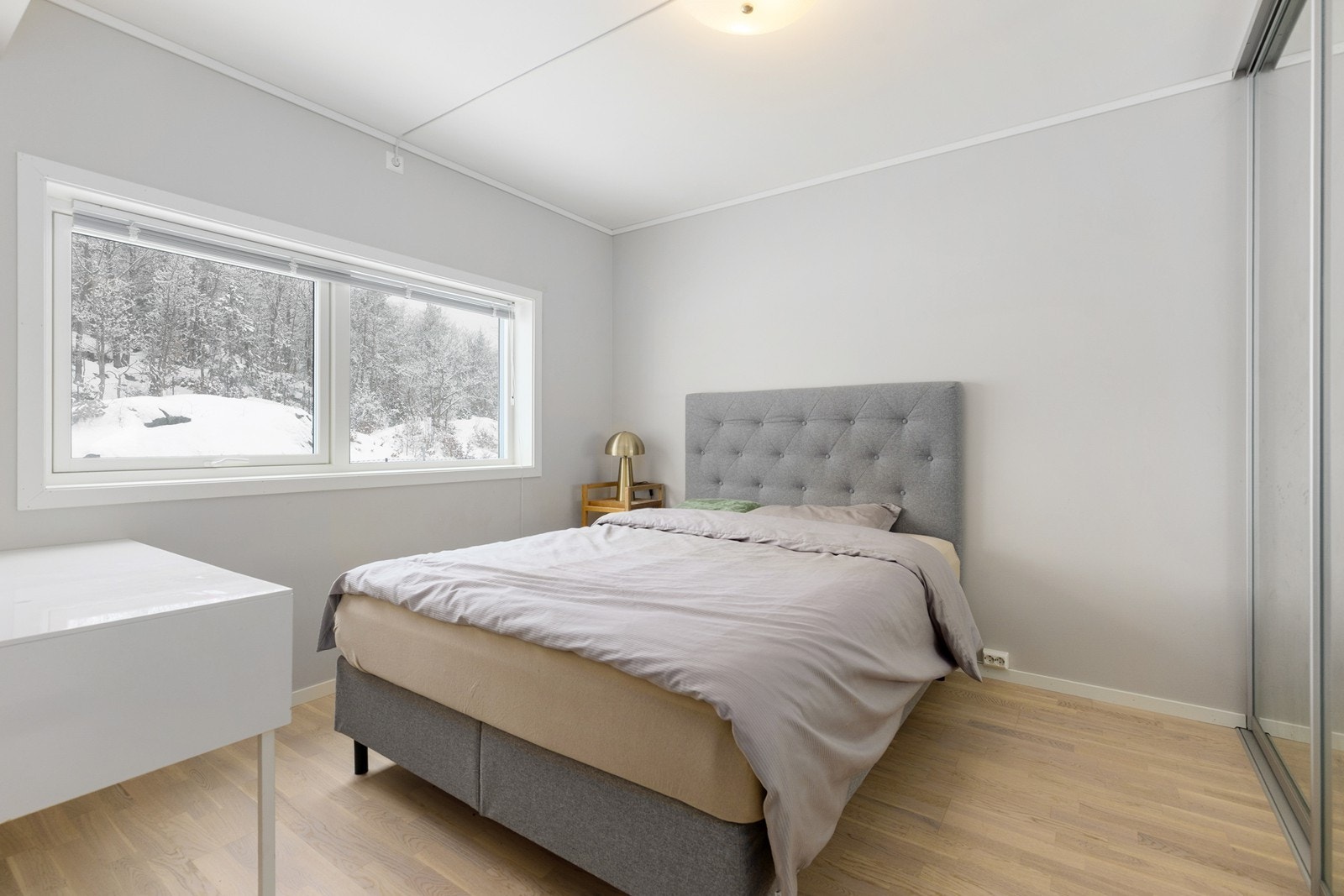 Hovedsoverom med skyvedørsgarderobe. Galleribilde