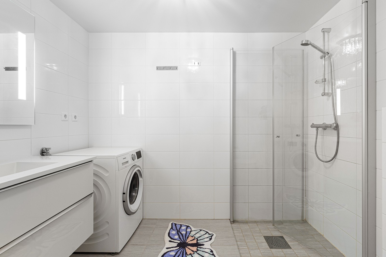 Flislagt bad med wc, vask, dusj. Galleribilde