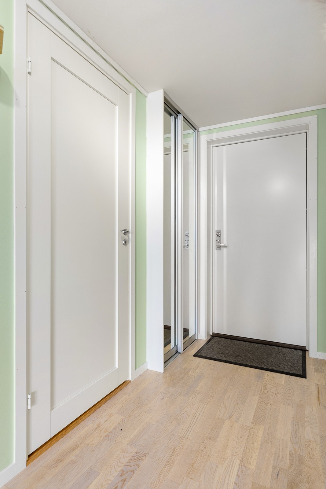 Entrè med praktisk skyvedørsgarderobe. Galleribilde