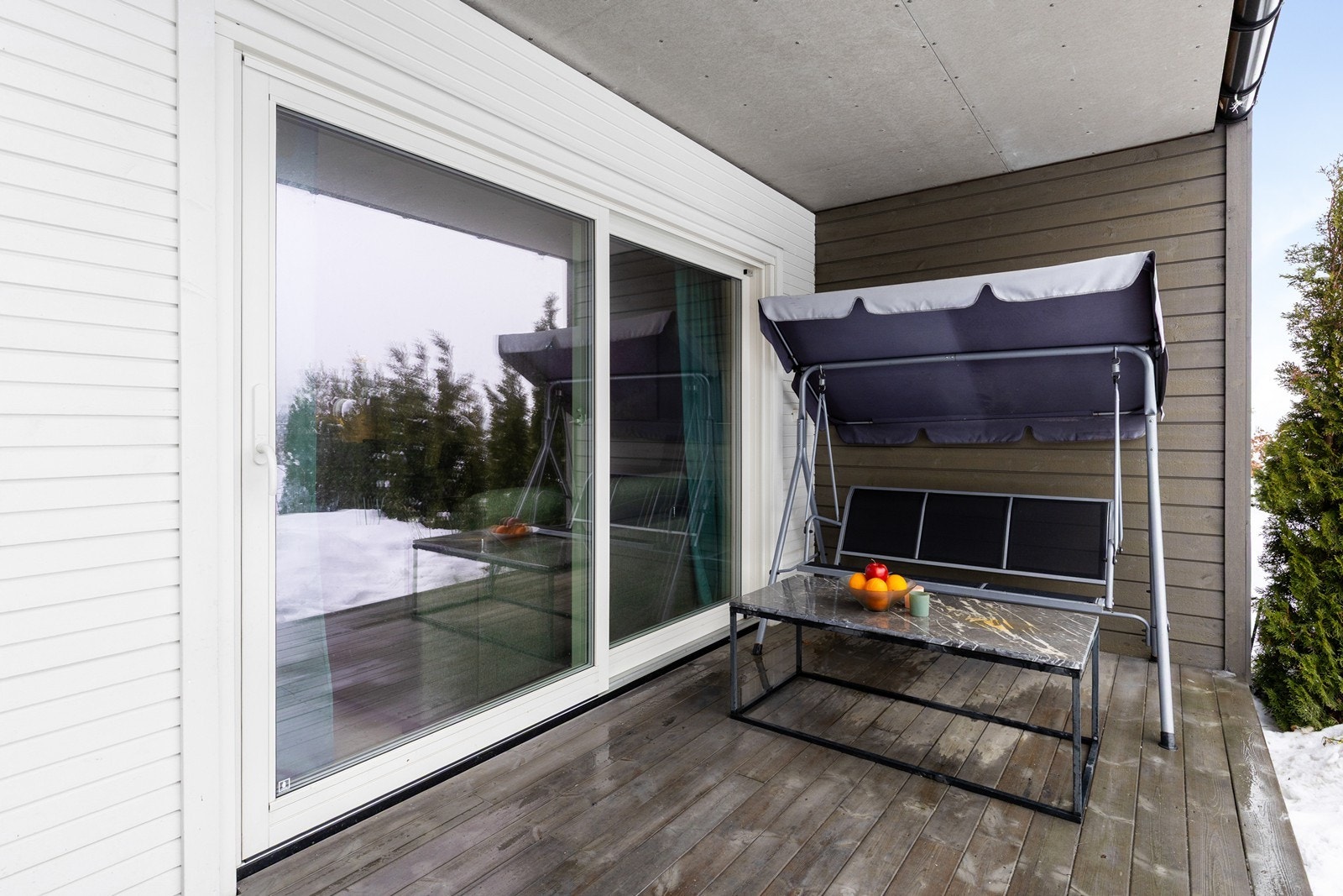 Sen kveldssol på terrassen sommerstid Galleribilde