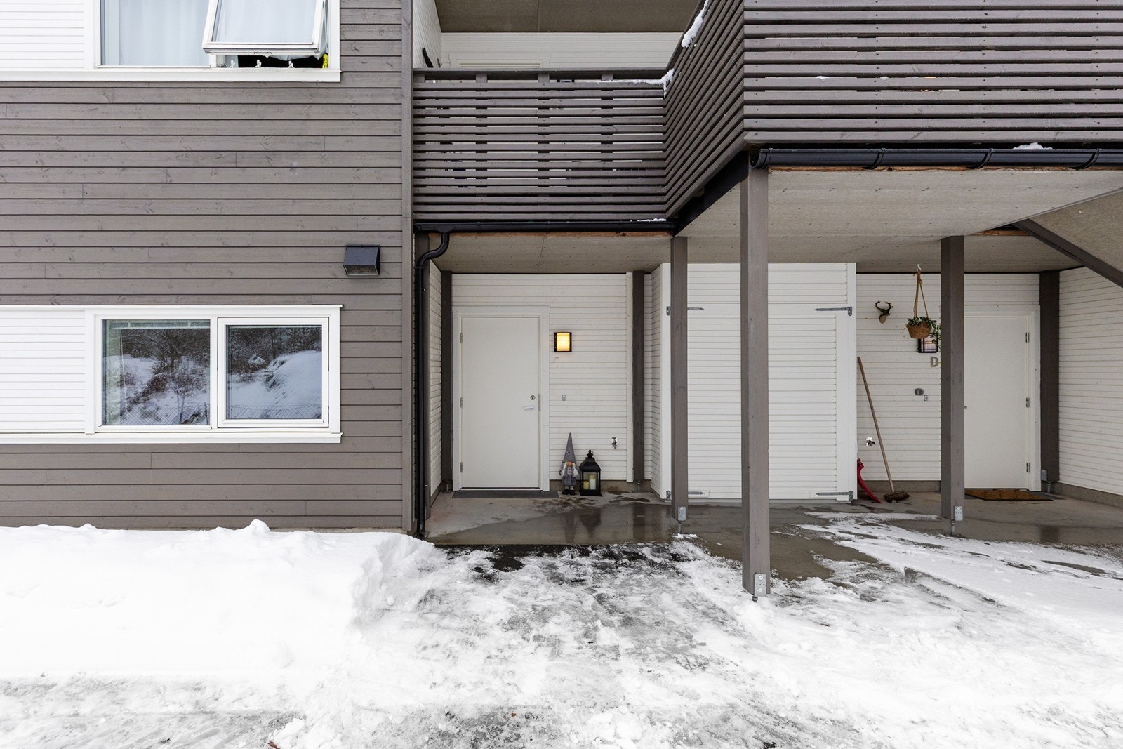 Leiligheten har uteplass på to sider, slik at man får solen morgen og kveld. Galleribilde