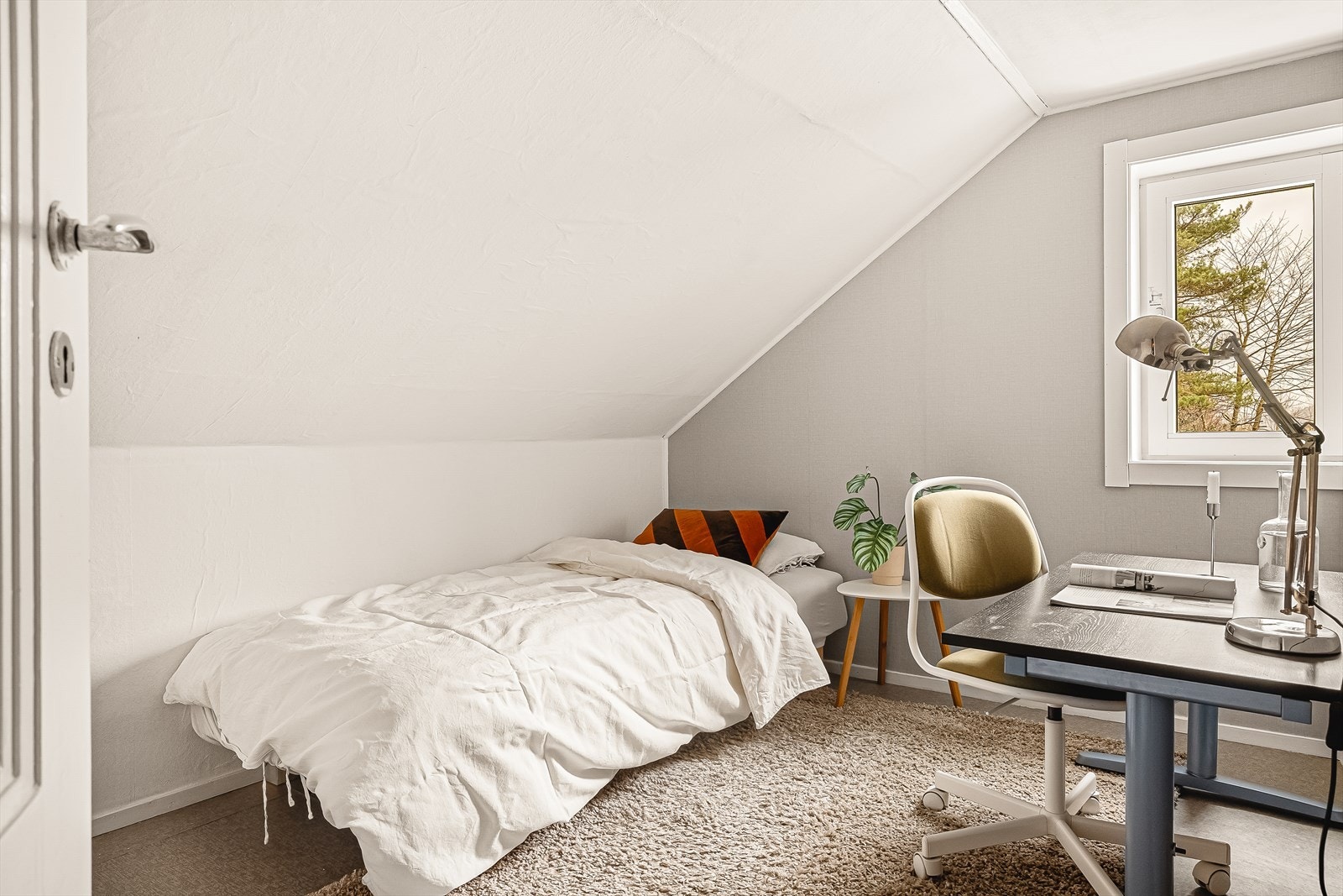 Det er to disponible boder på loft som måler 2 og 5,3 kvm, en av dem innredet med seng (ikke godkjent for varig opphold). Det er også to boder i kjeller på 4,3 og 4,4 kvm. Galleribilde