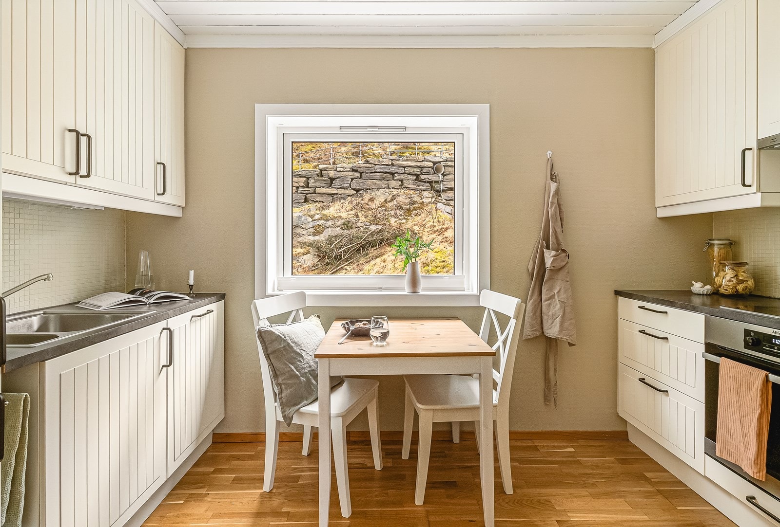 Tidløst kjøkken med god plass til spisegruppe. Herfra får du også utsikt mot starten av nye Løvstien. Galleribilde