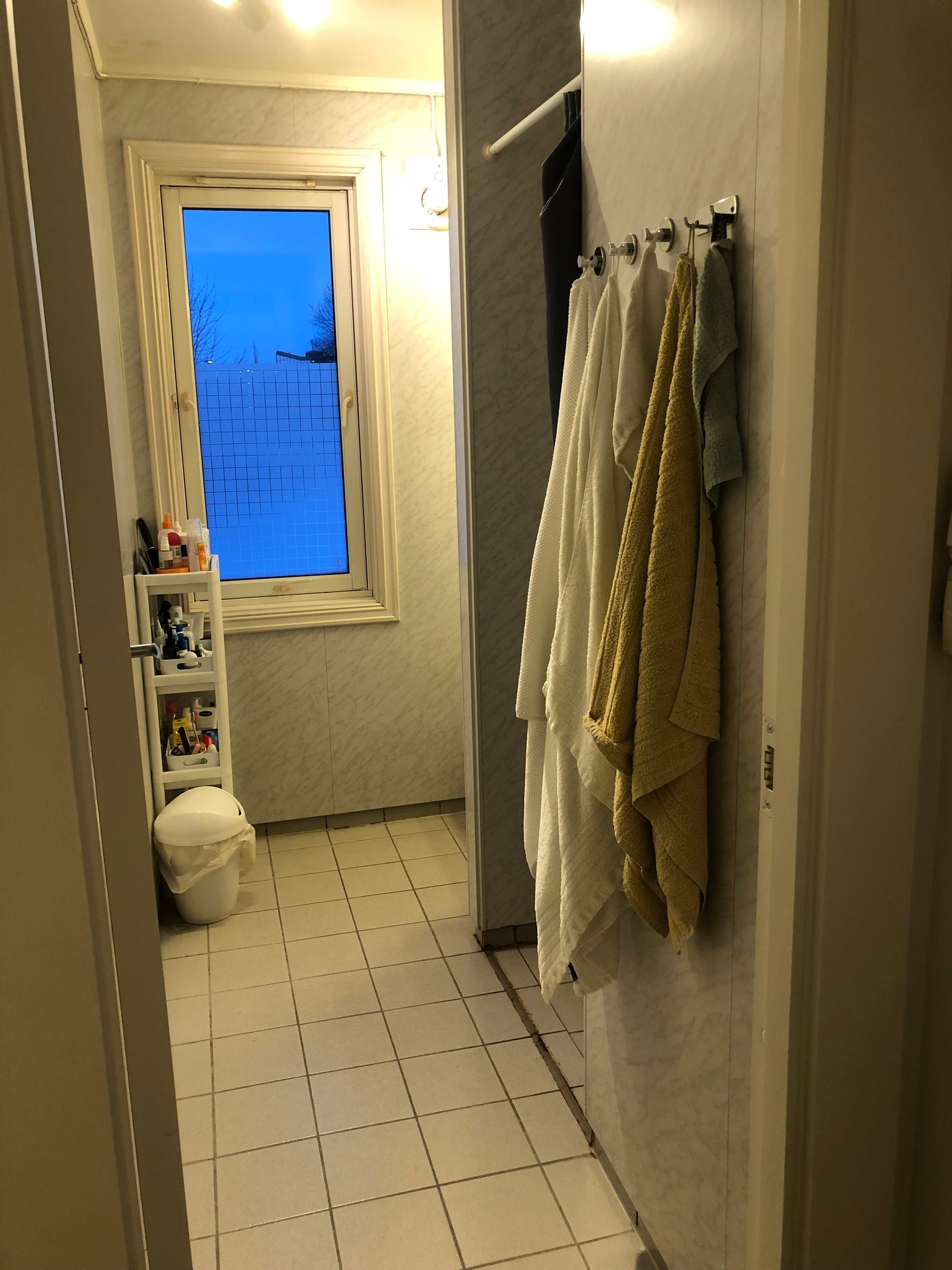 Bad med dusjnisje og servantskap. Galleribilde