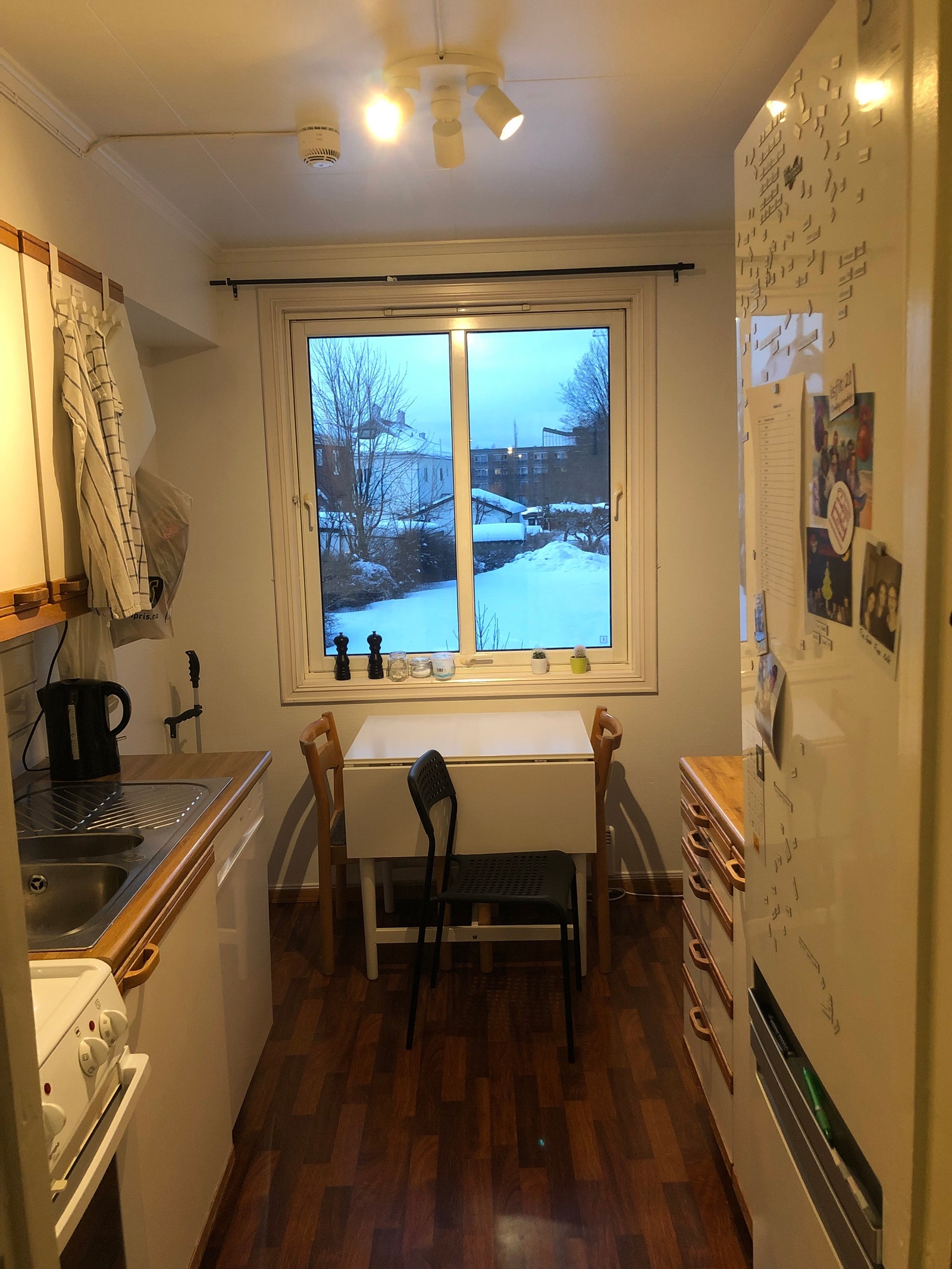 Kjøkken med plass til lite spisebord Galleribilde