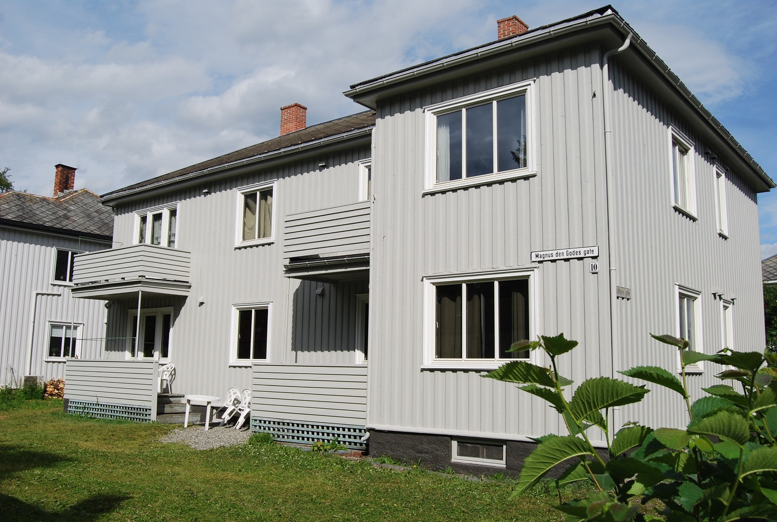 Velkommen til Magnus den godes gt. 10. Leiligheten ligger i 1. etg til venstre på bildet. Galleribilde