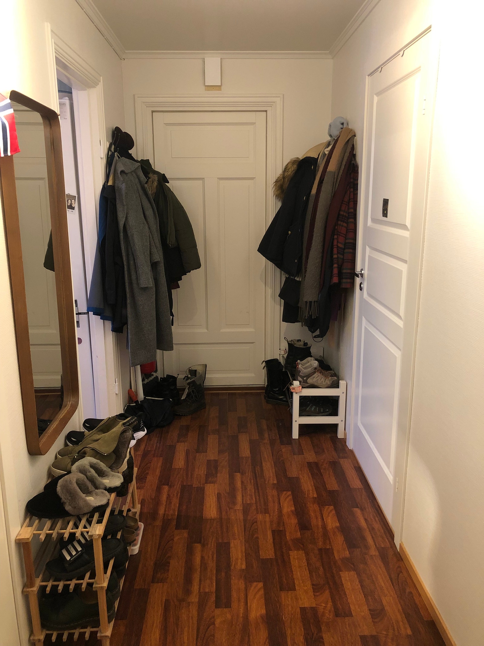 Gang med garderobeplass. Galleribilde