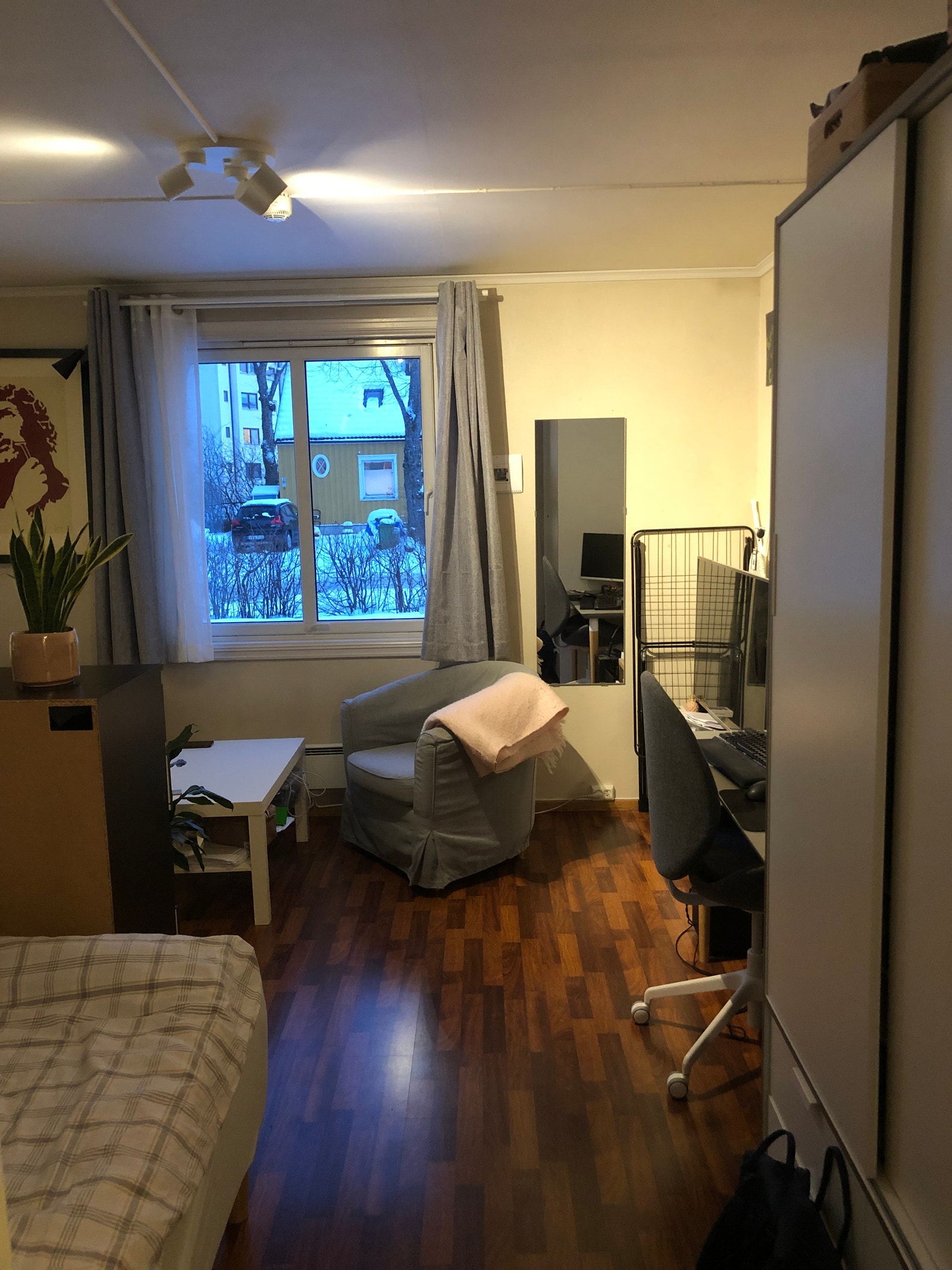 Soverom 1. Soverommene har god plass til diverse møblering. Galleribilde