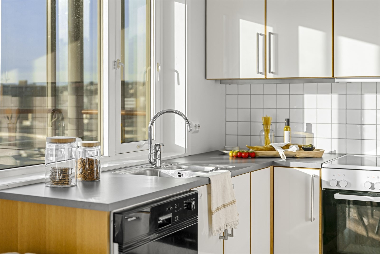 Kjøkkenet er funksjonelt utformet i en praktisk L-løsning som gir rikelig med skap- og benkeplass, samt gode arbeidsflater. Galleribilde