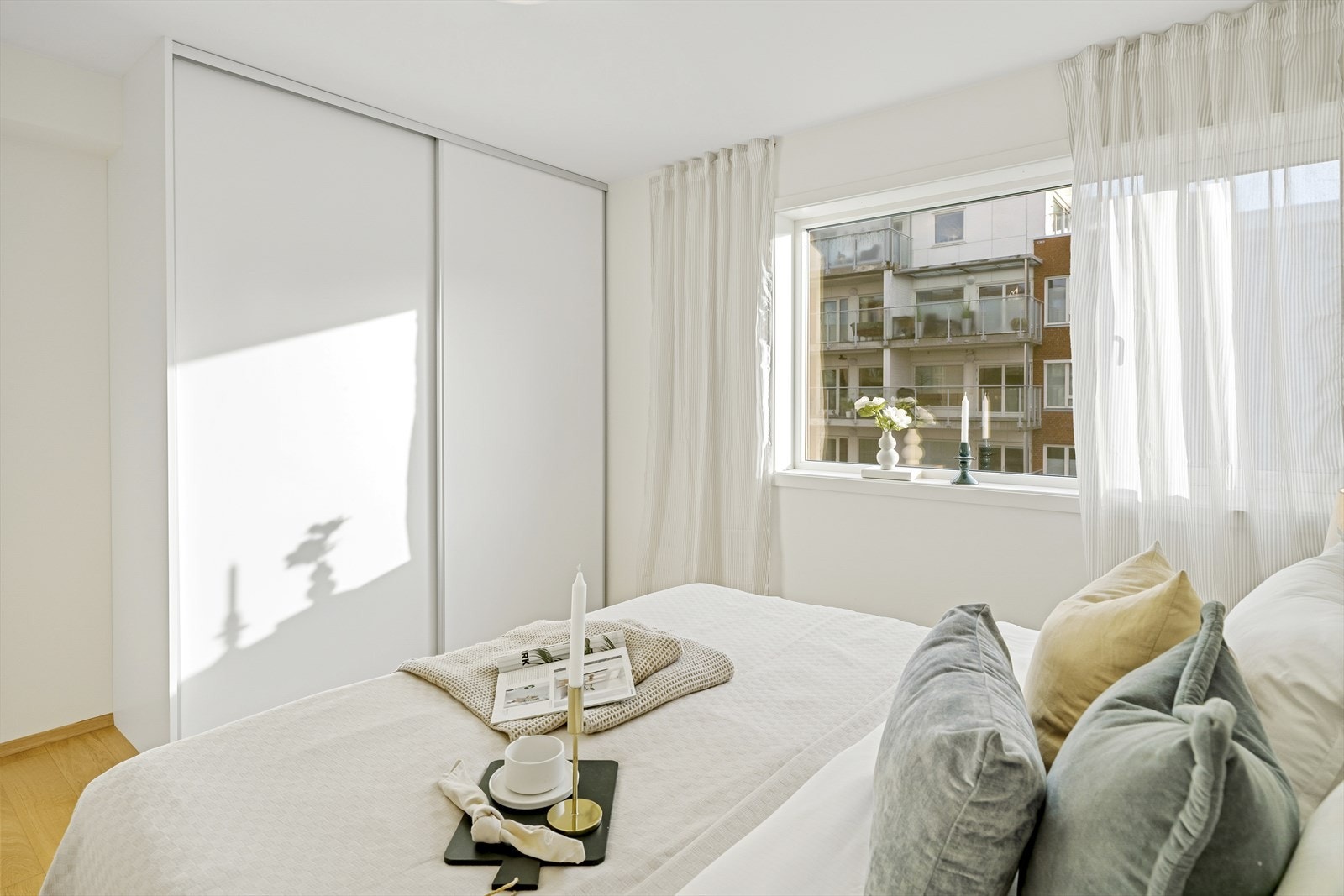 Romslig skyvedørsgarderobe. Galleribilde