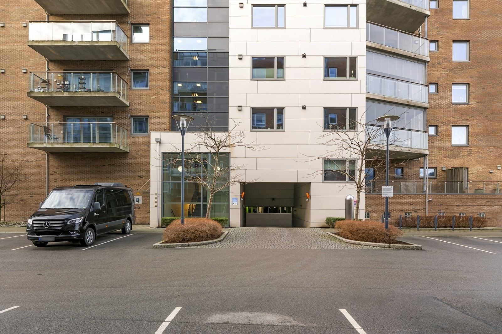 Fra parkeringspoolen tar man tørrskodd heisen opp til leilighetsetasjen. Galleribilde