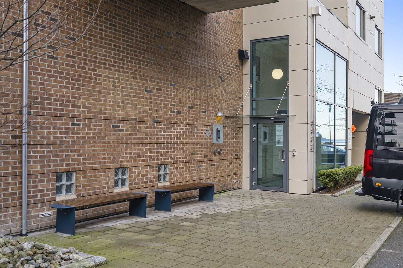 Leiligheten har enkel adkomst via heis eller trapp fra fellesareal. Galleribilde