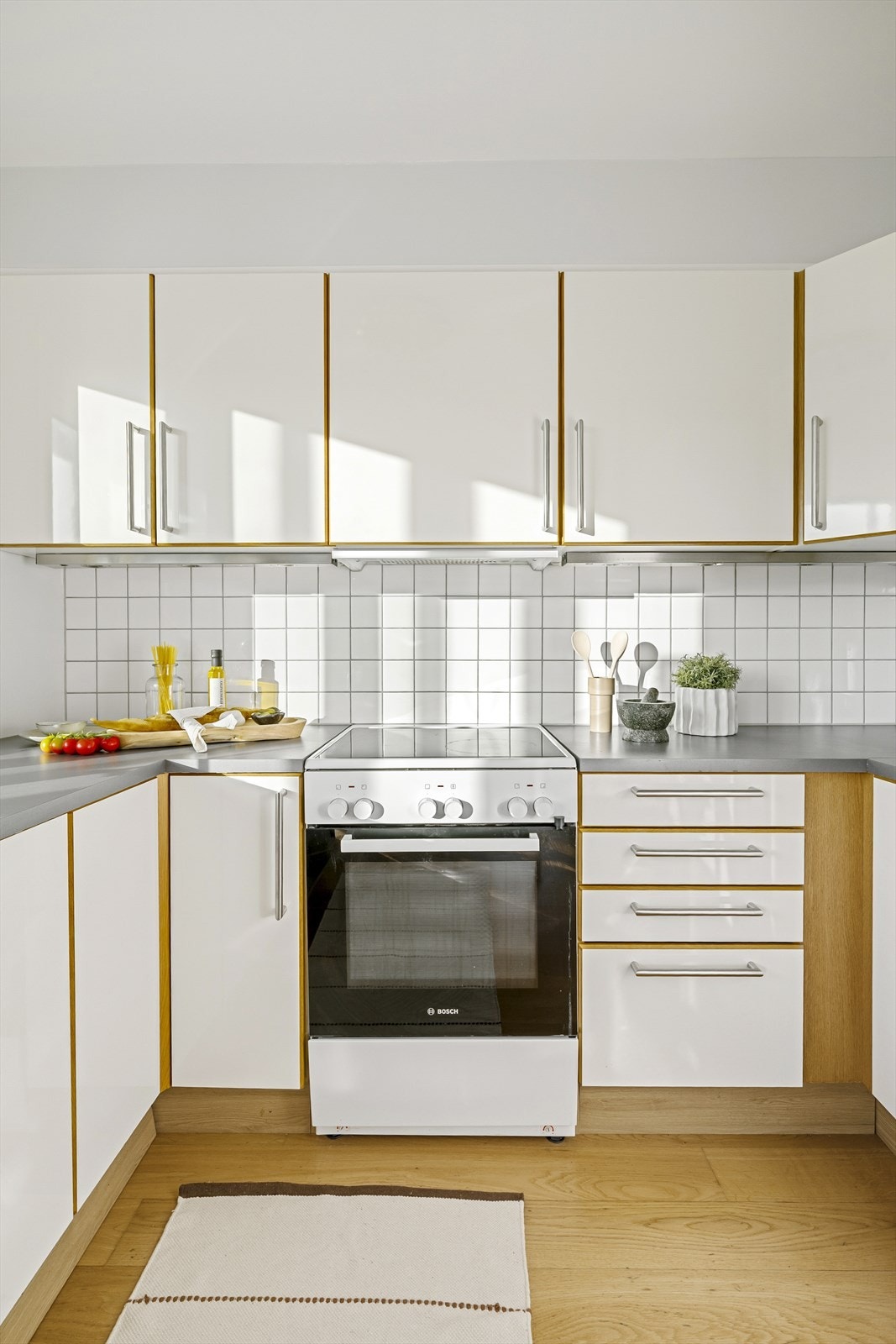 Både komfyr og kjøleskap medfølger i handelen. Galleribilde