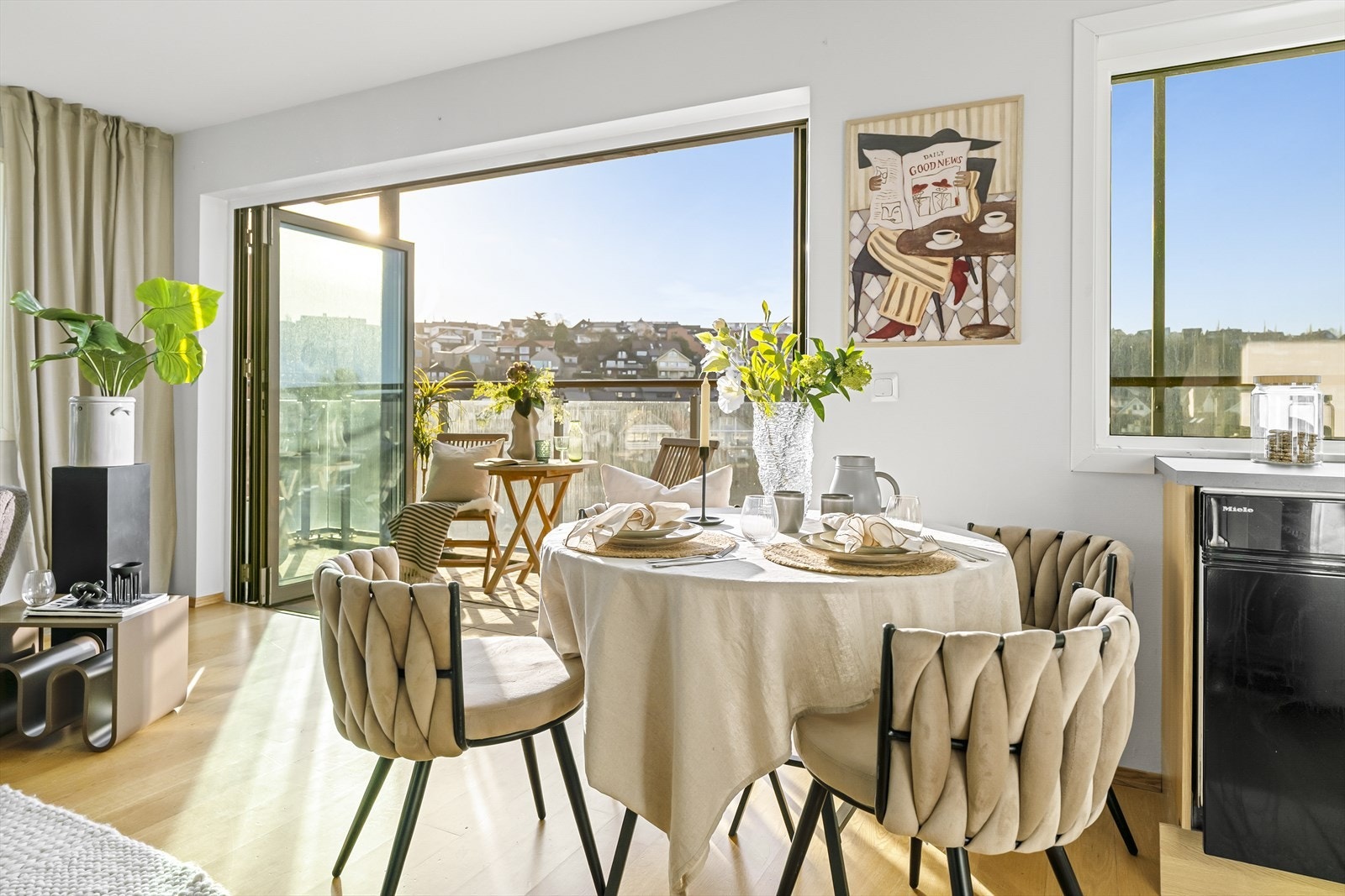 Leiligheten har store vindusflater i flere himmelretninger. Her i retning sør, som gir rikelig med naturlig dagslys og meget gode solforhold. Galleribilde