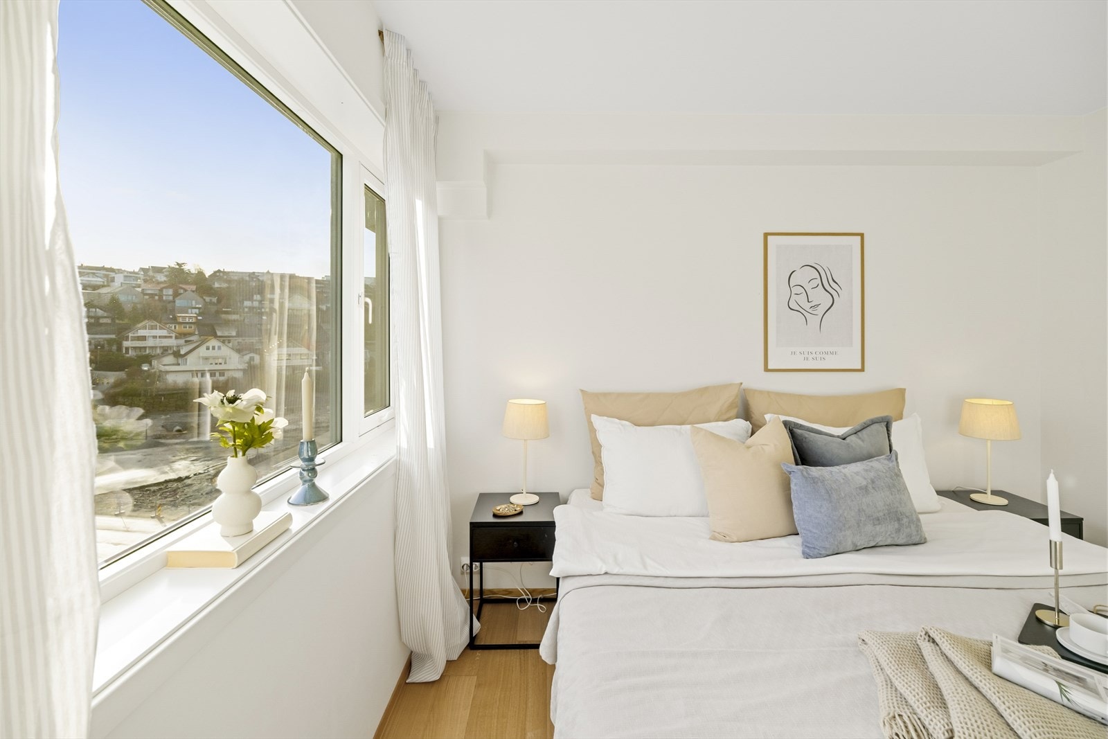 Hovedsoverommet er av god størrelse med plass til stor seng, nattbord og kommode/garderobeskap. Galleribilde