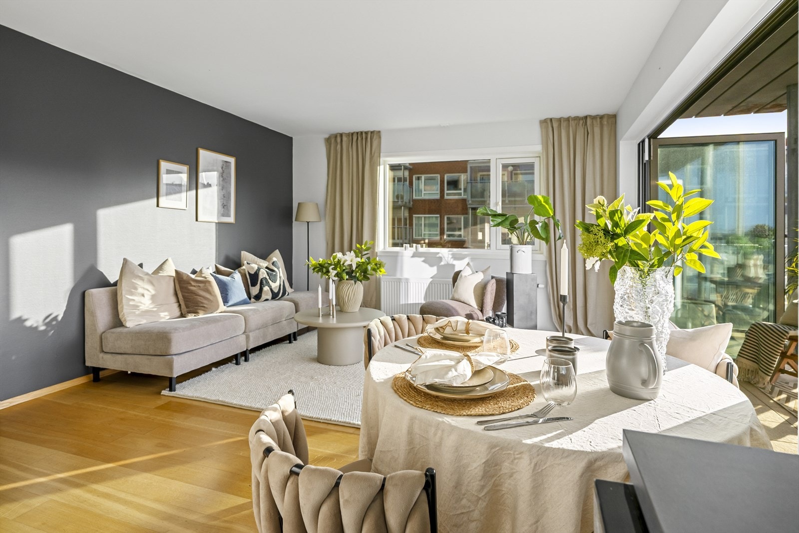 Det er eikeparkett på gulv. Galleribilde