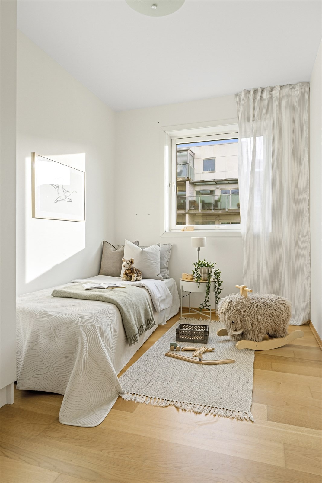 Soverommet gir leiligheten det ekstra rommet mange ønsker seg. Frittstående garderobeskap. Galleribilde