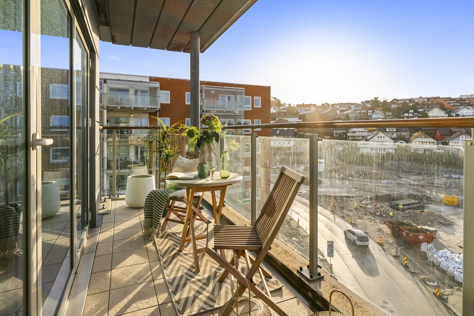 Balkongen er sørvendt og byr på gode solforhold store deler av dagen. Galleribilde