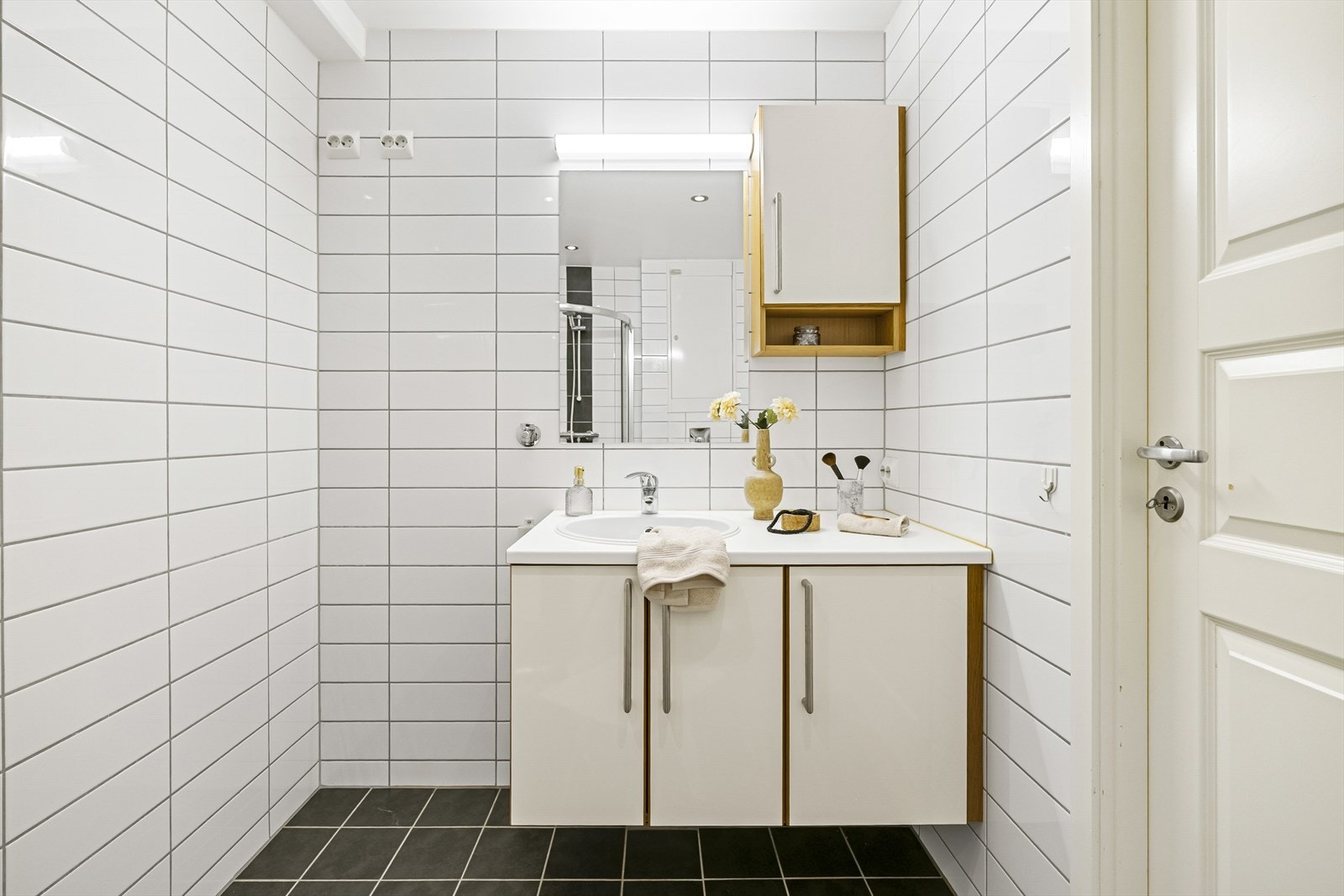 Badet er helfliset med elektriske varmekabler i gulv og spotter i tak. Plass til vaskemaskin til venstre for servant. Galleribilde