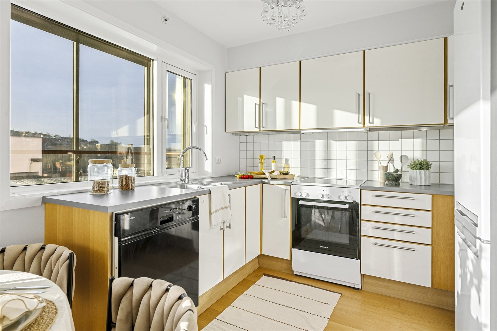 Tidløs kjøkkeninnredning fra HTH med hvite, slette fronter og benkeplate i laminat. Galleribilde