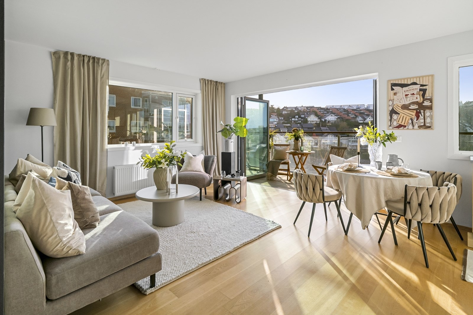 Leiligheten har fjernvarme med radiator i stue. Galleribilde