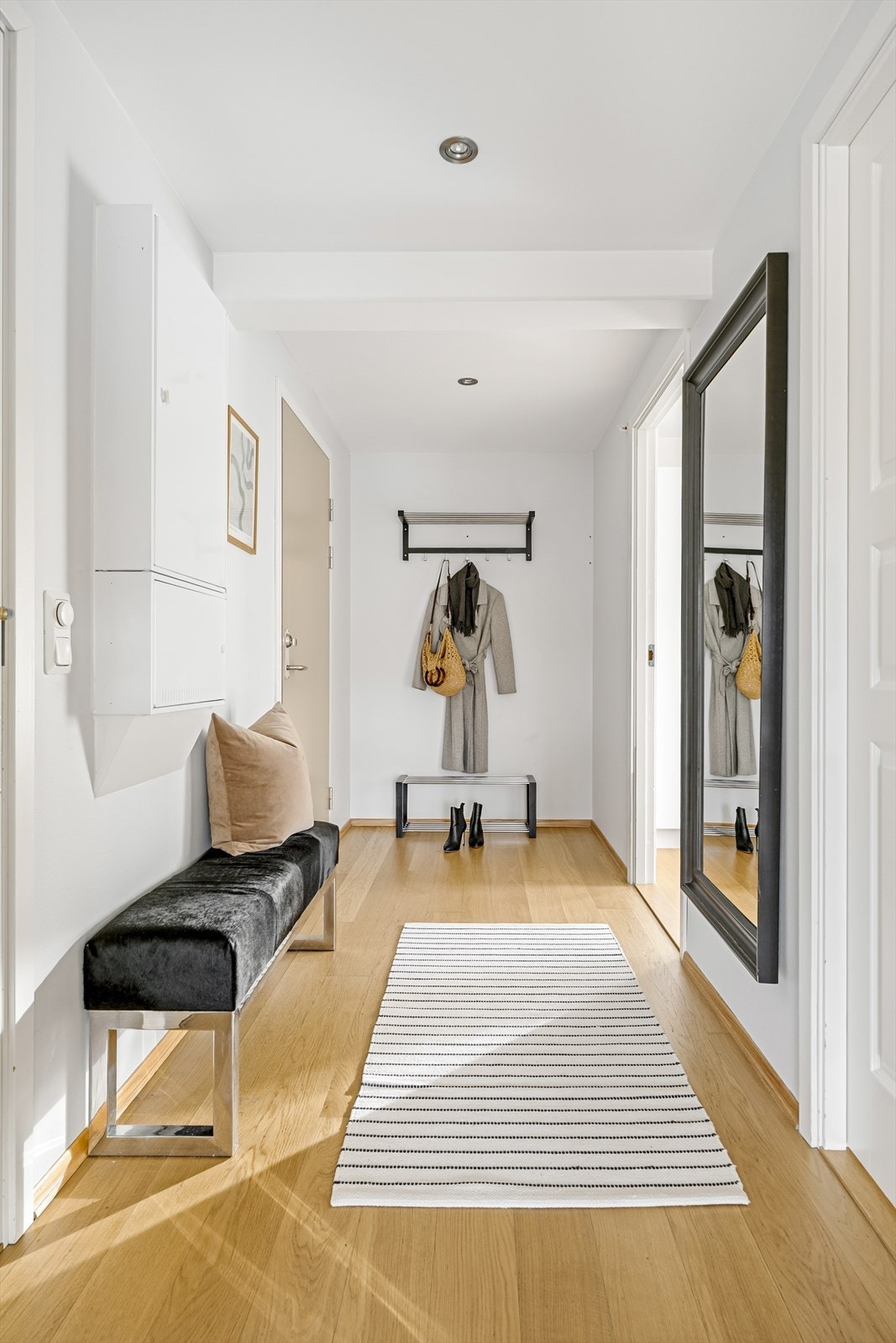 Gangen byr på god plass til å henge fra seg yttertøy og sette fra seg sko. Galleribilde