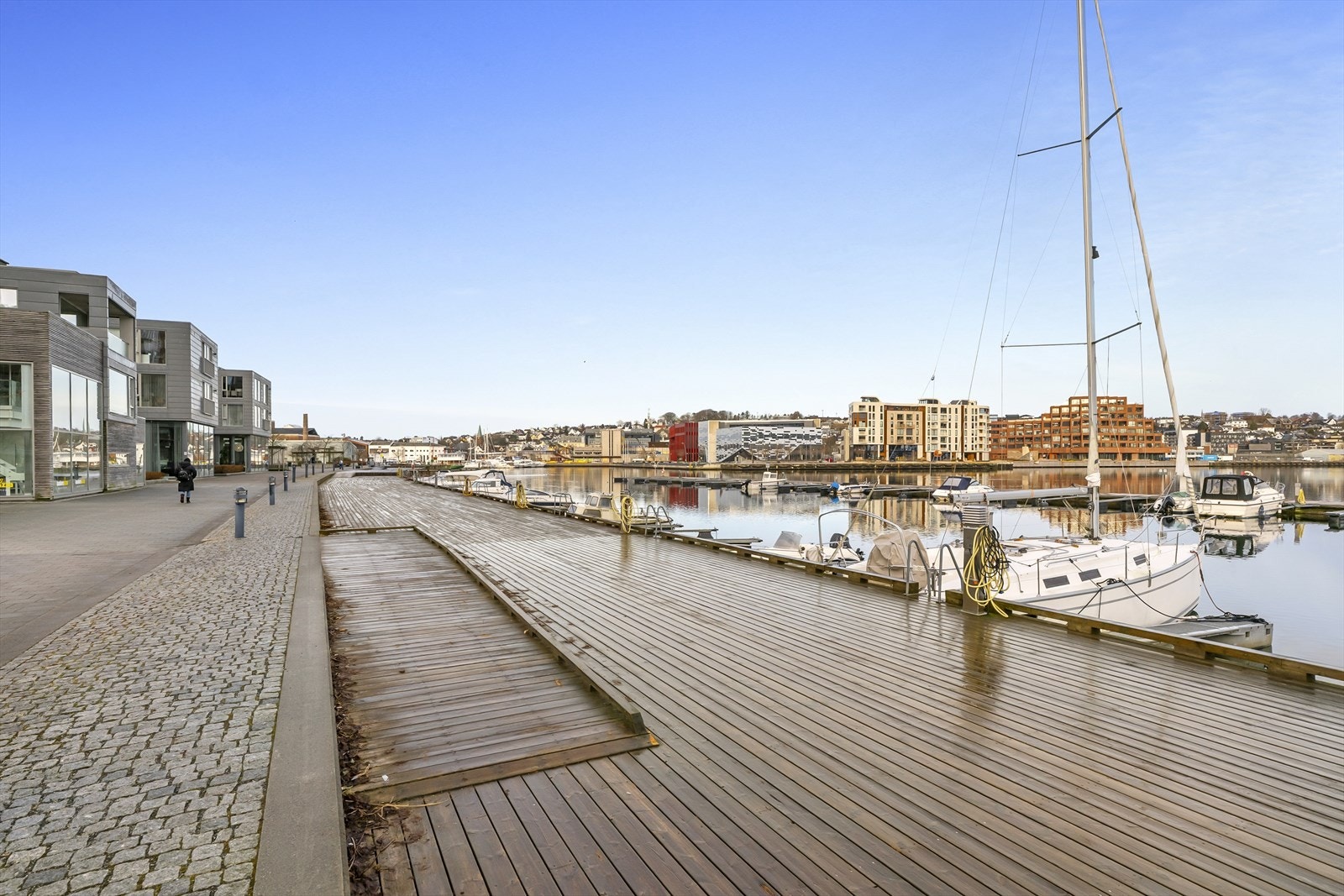 I front av sameiet er det en pent opparbeidet bryggepromenade hvor man kan spasere inn til byen. Galleribilde