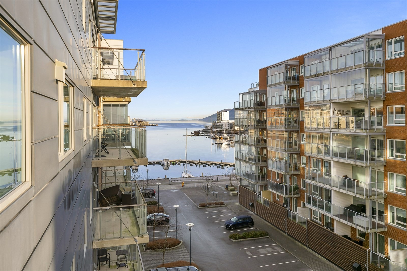 Fra den ytterste delen av balkongen har man flott utsikt mot fjorden. Her kan man starte dagen med morgensol og en kopp kaffe. Galleribilde