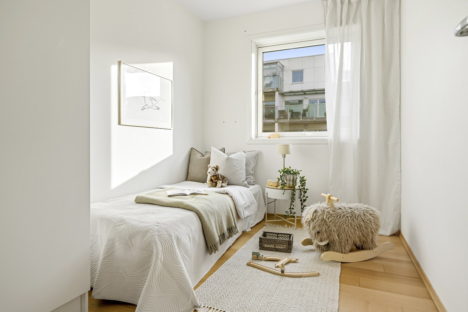 Soverom nr. 2 har plass til ønsket møblement, og er et perfekt gjesterom/kontor. Galleribilde