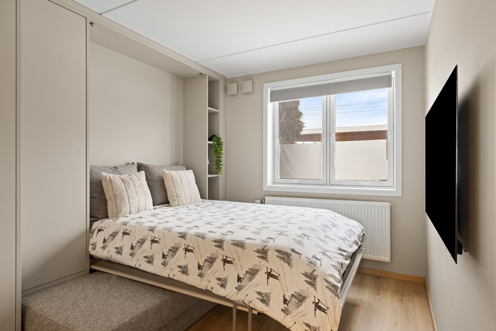 På dagtid fremstår rommet som en lys og innbydende stue, mens det på kvelden enkelt forvandles til en komfortabel og lun soveplass. Galleribilde