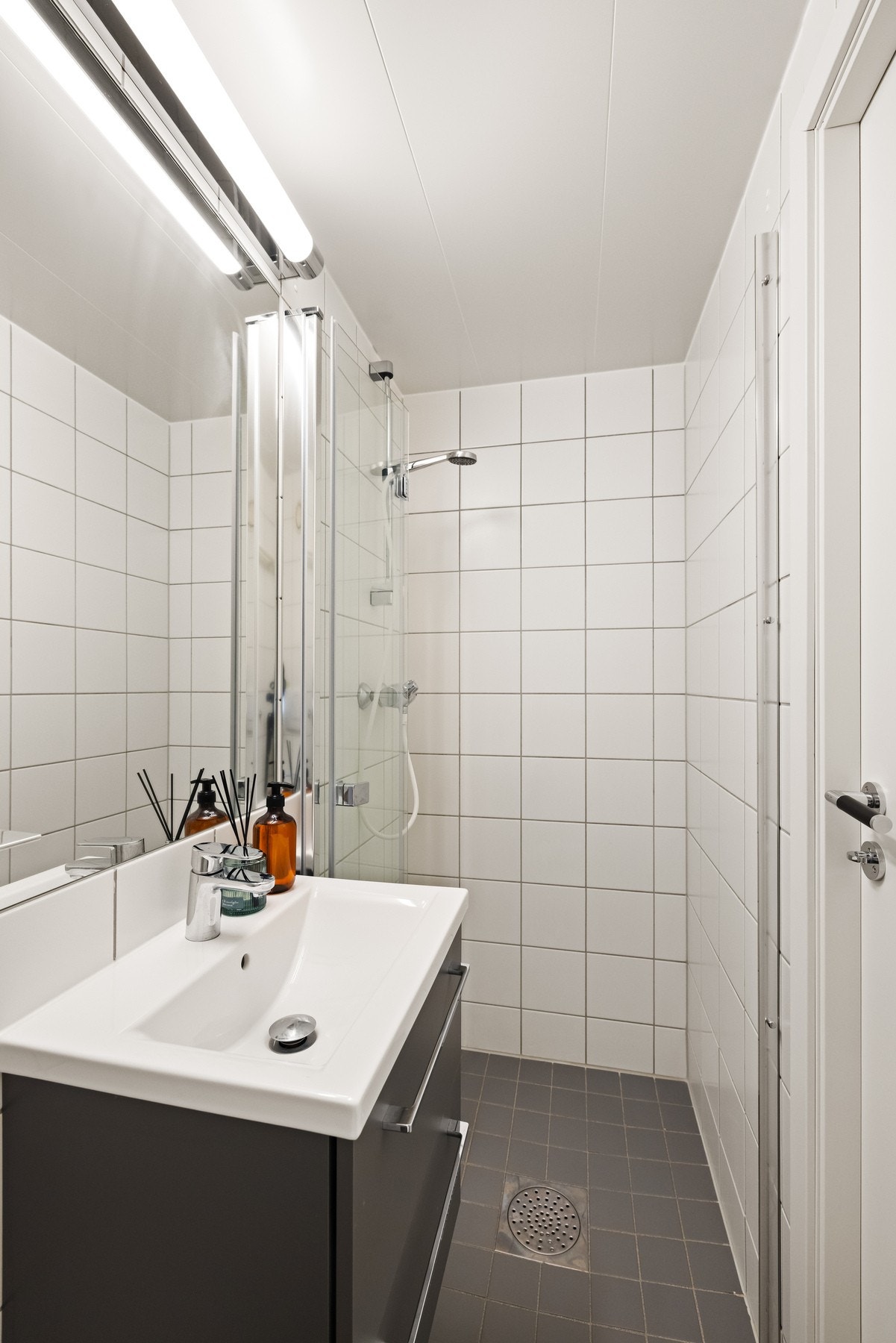 Videre er badet utstyrt med vegghengt toalett og elektriske varmekabler i gulv fra byggeåret. Det er tilgang til felles vaskerom i kjeller med mulighet for leie av vaskemaskin. Galleribilde