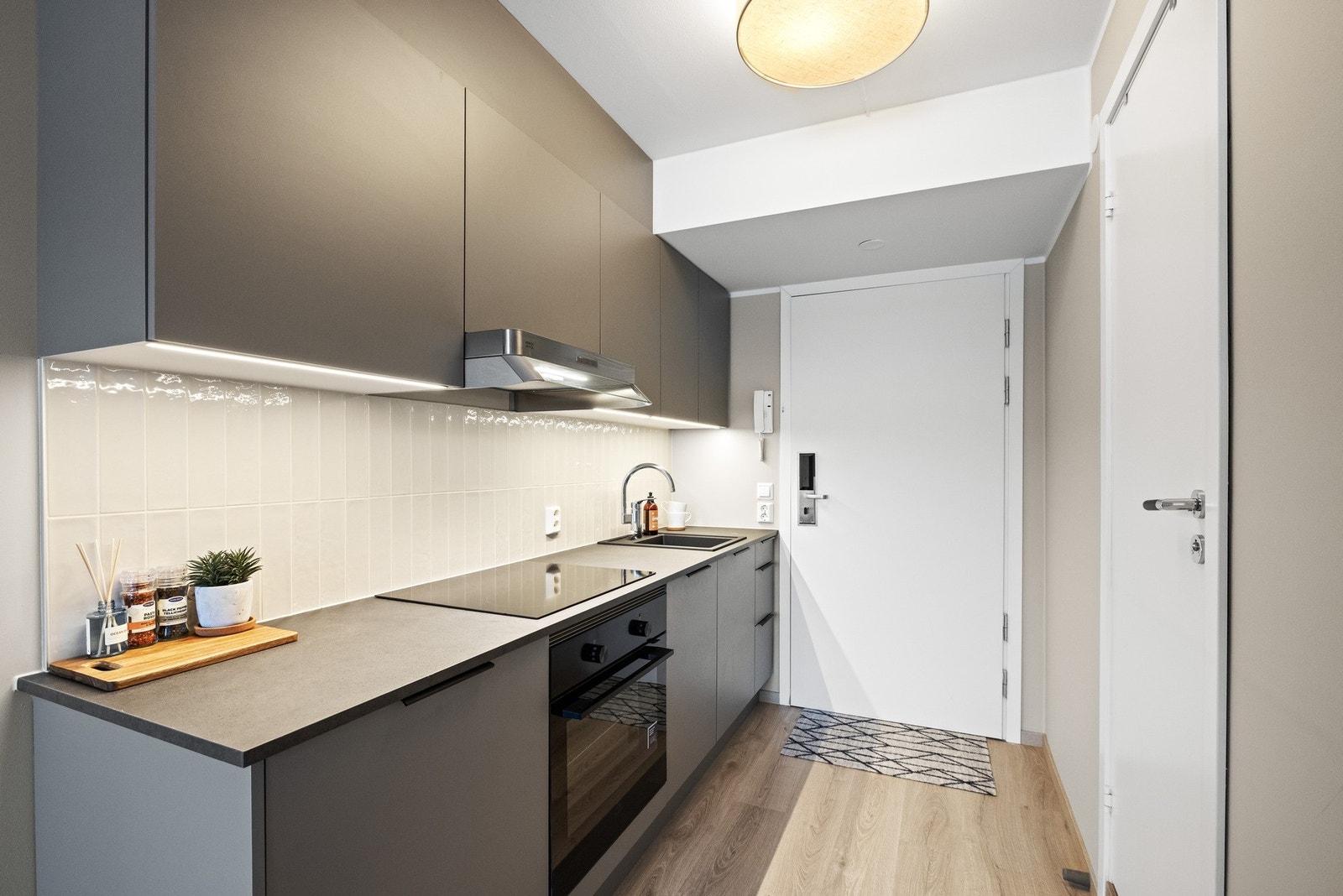 Veggene er sparklet og malt i en delikat, nøytral gråtone som harmonerer fint med 1-stavs laminatgulv og gir rommet et moderne og helhetlig preg. Galleribilde